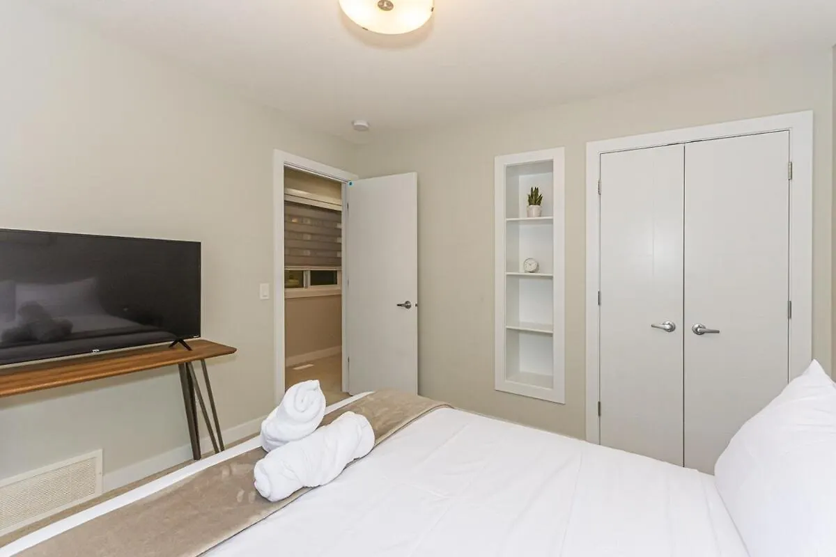 別荘 Spacious 4 Bedroom & Den With Semi-Enclosed Patio & Central Ac & Gym & Game Room エドモントン