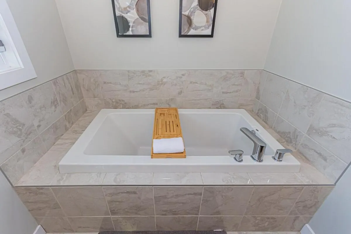 Spacious 4 Bedroom & Den With Semi-Enclosed Patio & Central Ac & Gym & Game Room エドモントン 0*,