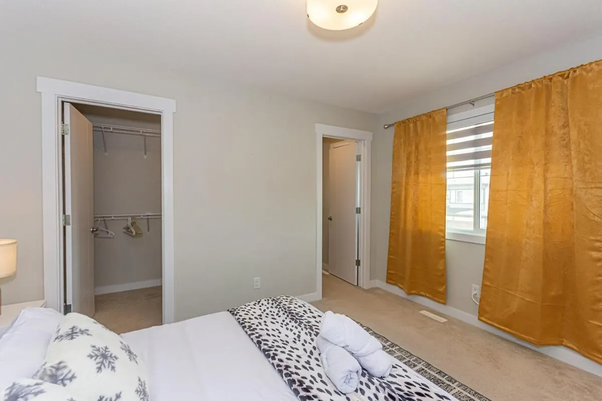 Spacious 4 Bedroom & Den With Semi-Enclosed Patio & Central Ac & Gym & Game Room エドモントン 別荘