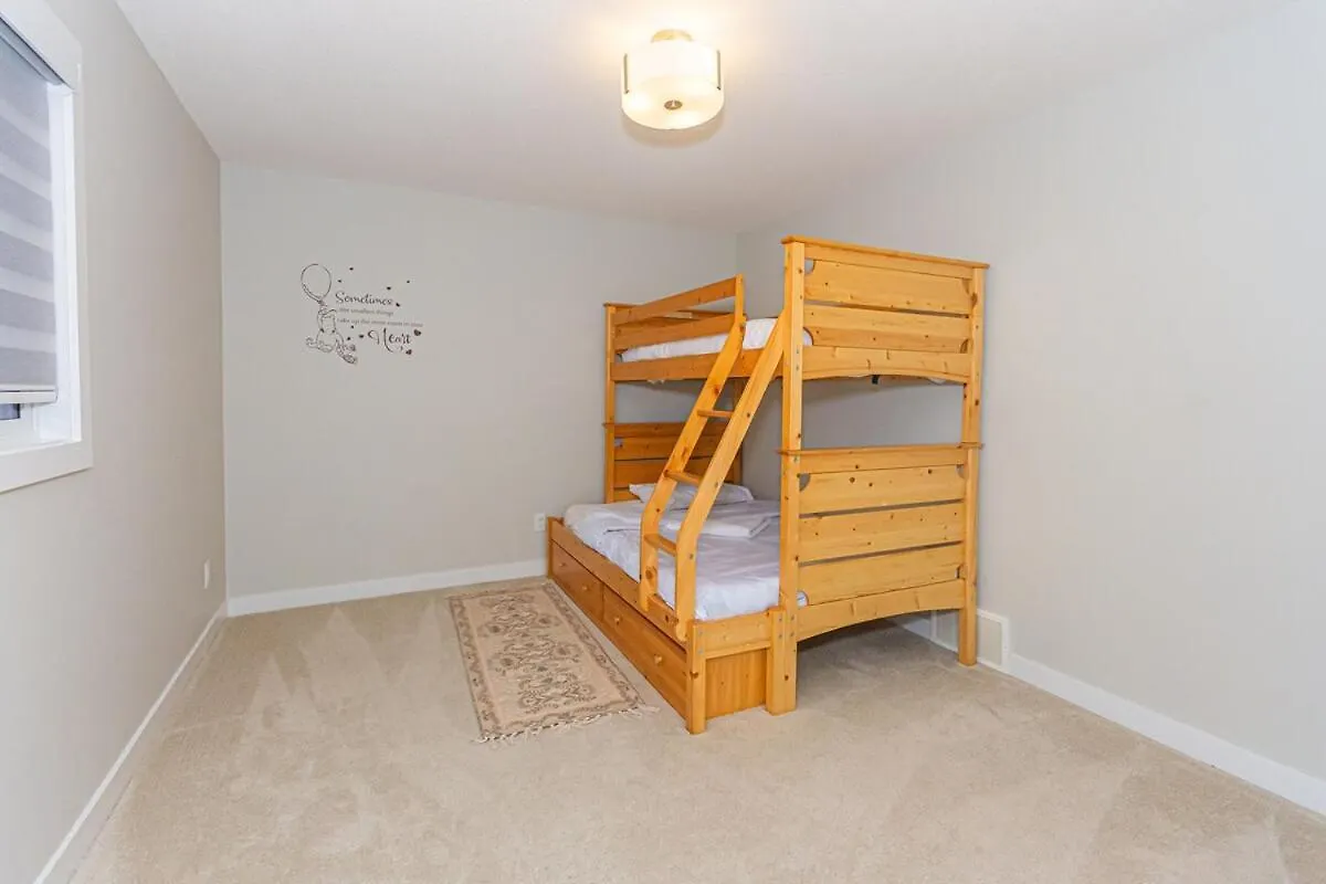 別荘 Spacious 4 Bedroom & Den With Semi-Enclosed Patio & Central Ac & Gym & Game Room エドモントン