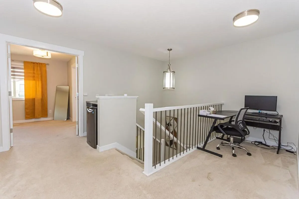 Spacious 4 Bedroom & Den With Semi-Enclosed Patio & Central Ac & Gym & Game Room エドモントン カナダ