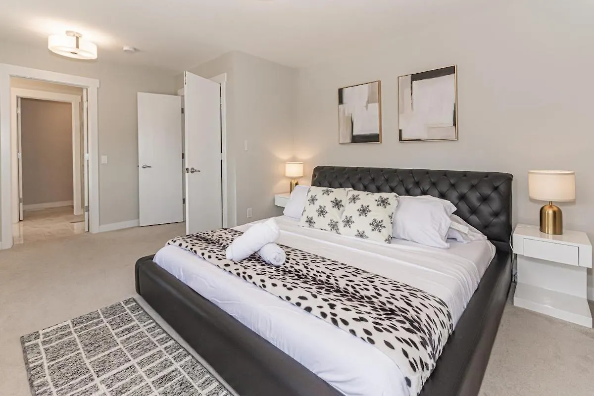 Spacious 4 Bedroom & Den With Semi-Enclosed Patio & Central Ac & Gym & Game Room エドモントン 別荘
