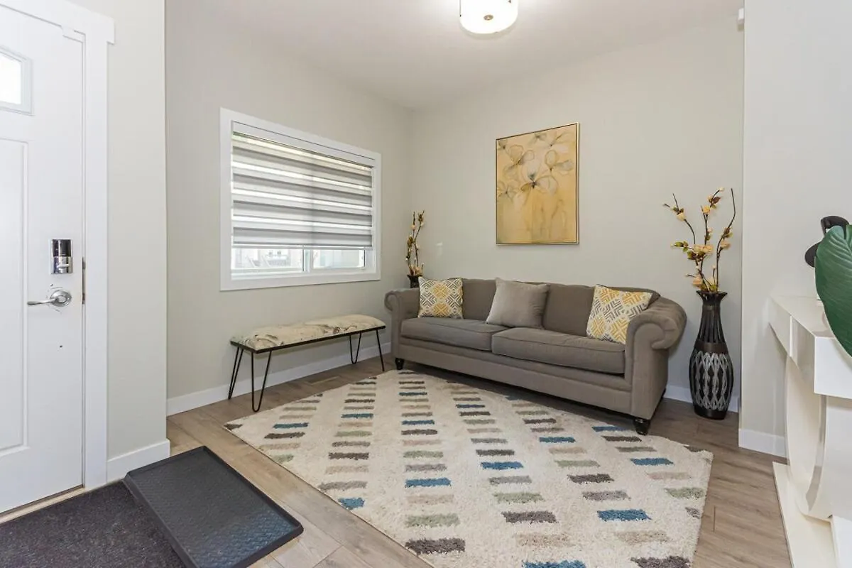 別荘 Spacious 4 Bedroom & Den With Semi-Enclosed Patio & Central Ac & Gym & Game Room エドモントン カナダ