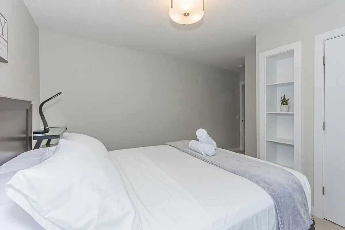 Spacious 4 Bedroom & Den With Semi-Enclosed Patio & Central Ac & Gym & Game Room エドモントン