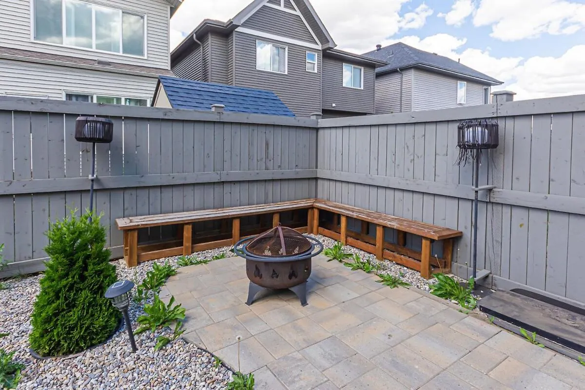 Spacious 4 Bedroom & Den With Semi-Enclosed Patio & Central Ac & Gym & Game Room エドモントン 別荘