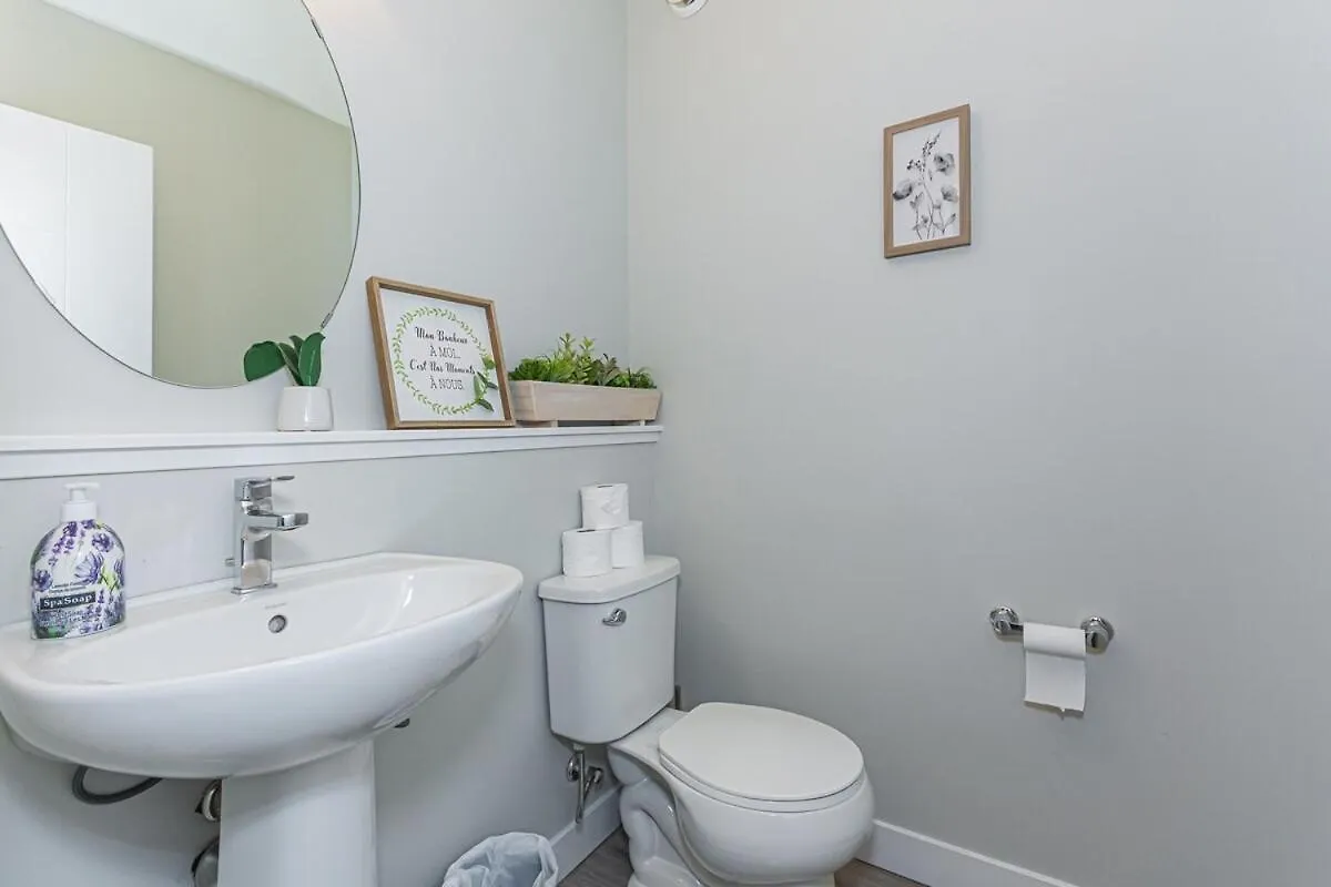 別荘 Spacious 4 Bedroom & Den With Semi-Enclosed Patio & Central Ac & Gym & Game Room エドモントン カナダ