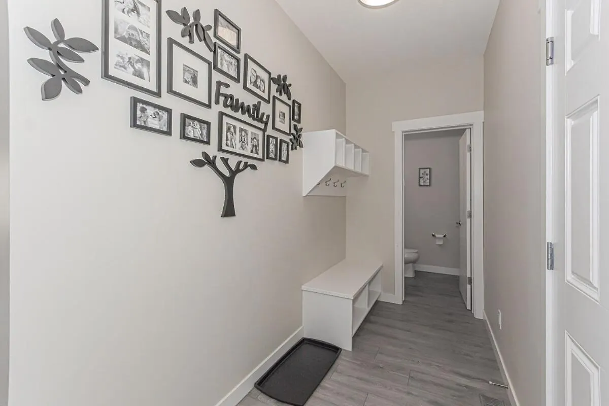 Spacious 4 Bedroom & Den With Semi-Enclosed Patio & Central Ac & Gym & Game Room エドモントン