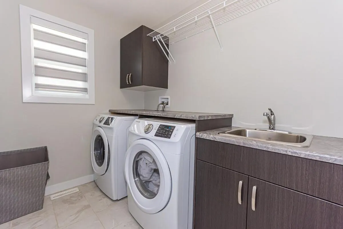 Spacious 4 Bedroom & Den With Semi-Enclosed Patio & Central Ac & Gym & Game Room エドモントン 別荘