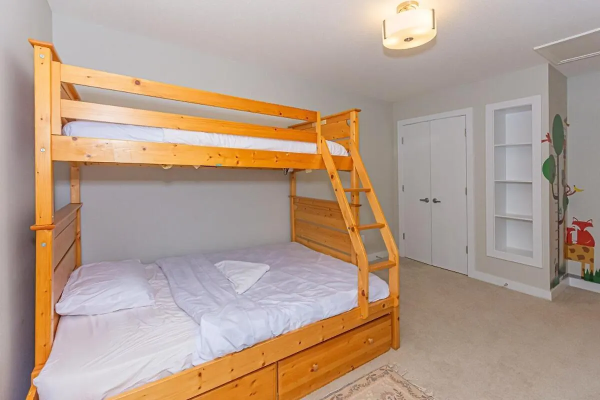 Spacious 4 Bedroom & Den With Semi-Enclosed Patio & Central Ac & Gym & Game Room エドモントン