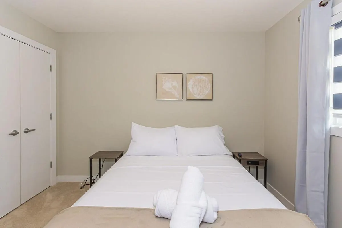 Spacious 4 Bedroom & Den With Semi-Enclosed Patio & Central Ac & Gym & Game Room エドモントン