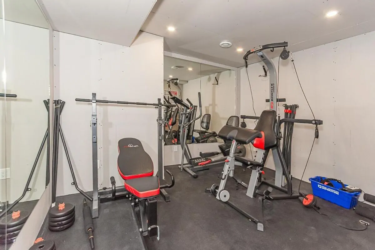 別荘 Spacious 4 Bedroom & Den With Semi-Enclosed Patio & Central Ac & Gym & Game Room エドモントン