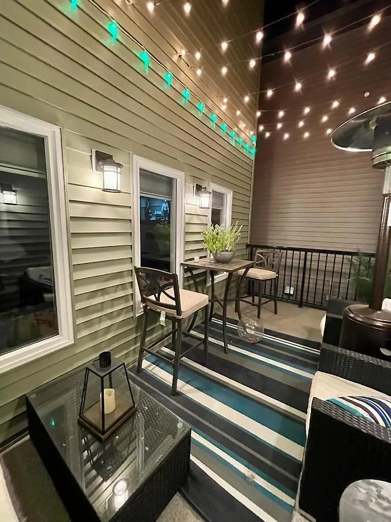 Spacious 4 Bedroom & Den With Semi-Enclosed Patio & Central Ac & Gym & Game Room エドモントン