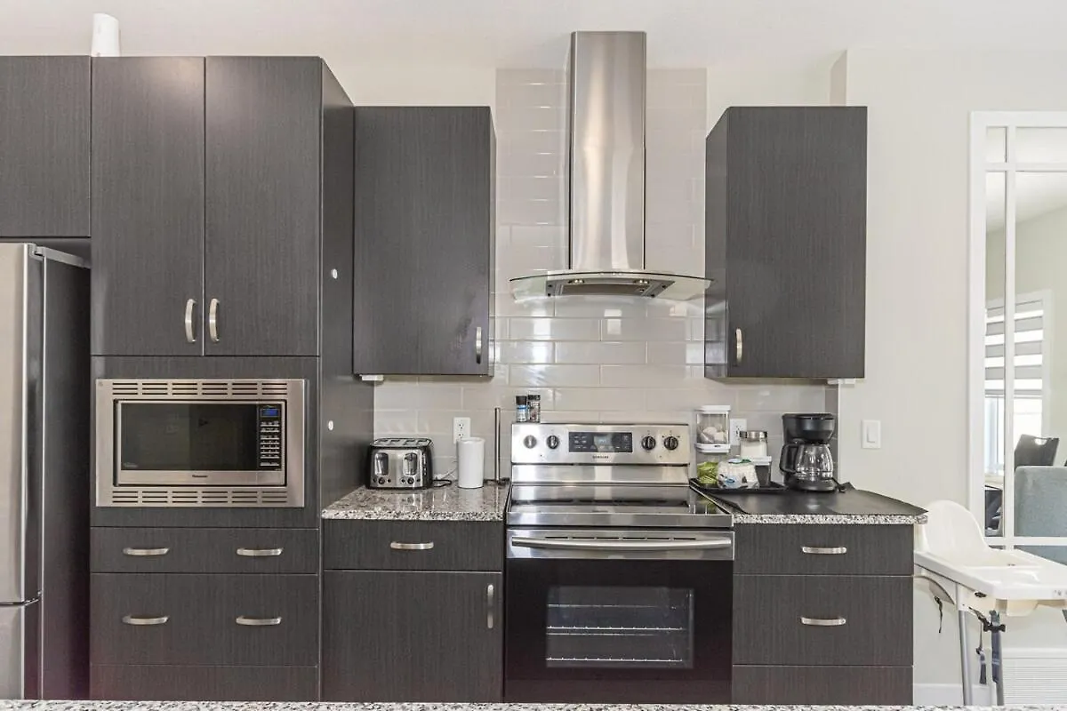 Spacious 4 Bedroom & Den With Semi-Enclosed Patio & Central Ac & Gym & Game Room エドモントン