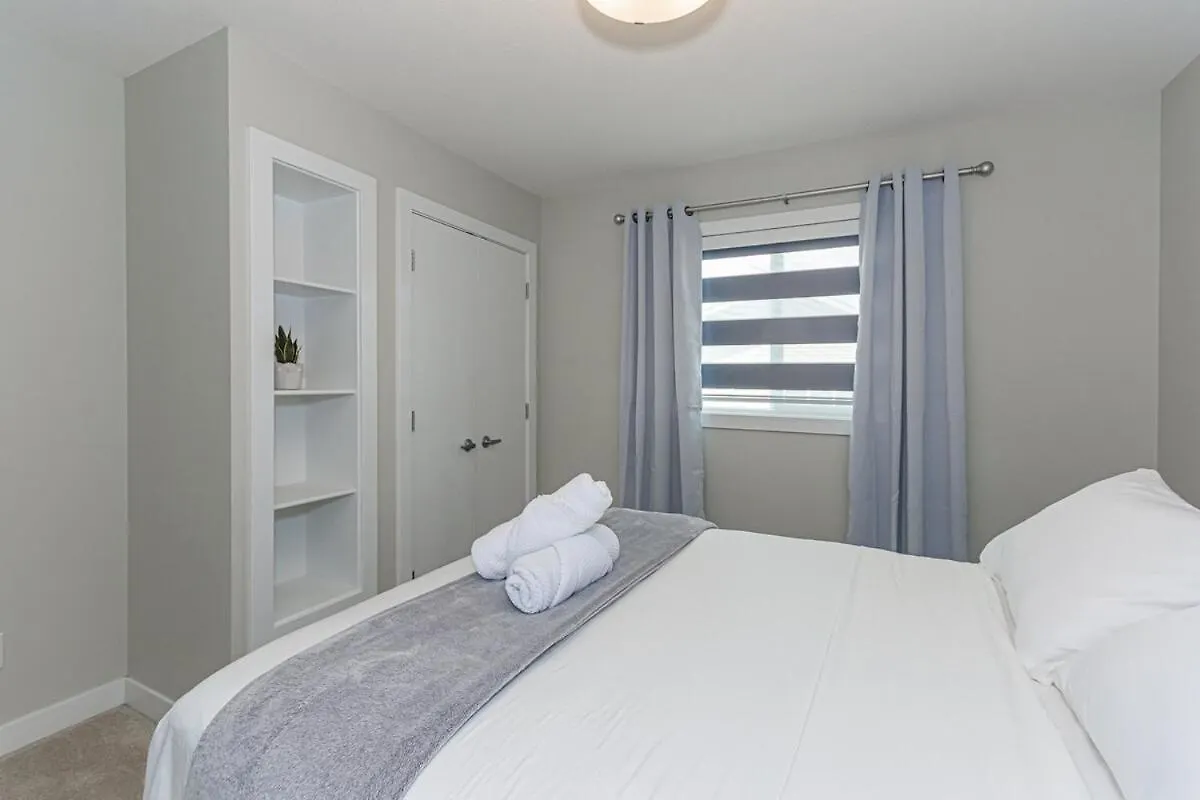 Spacious 4 Bedroom & Den With Semi-Enclosed Patio & Central Ac & Gym & Game Room エドモントン カナダ