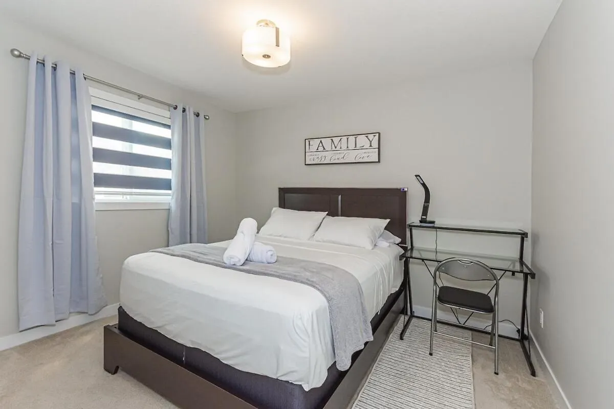 別荘 Spacious 4 Bedroom & Den With Semi-Enclosed Patio & Central Ac & Gym & Game Room エドモントン カナダ