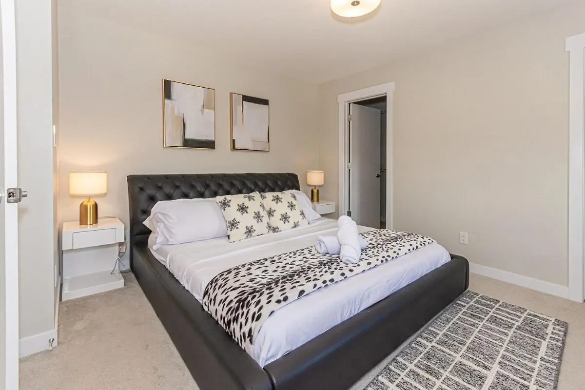 Spacious 4 Bedroom & Den With Semi-Enclosed Patio & Central Ac & Gym & Game Room エドモントン