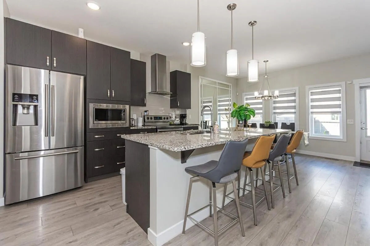 Spacious 4 Bedroom & Den With Semi-Enclosed Patio & Central Ac & Gym & Game Room エドモントン 0*,
