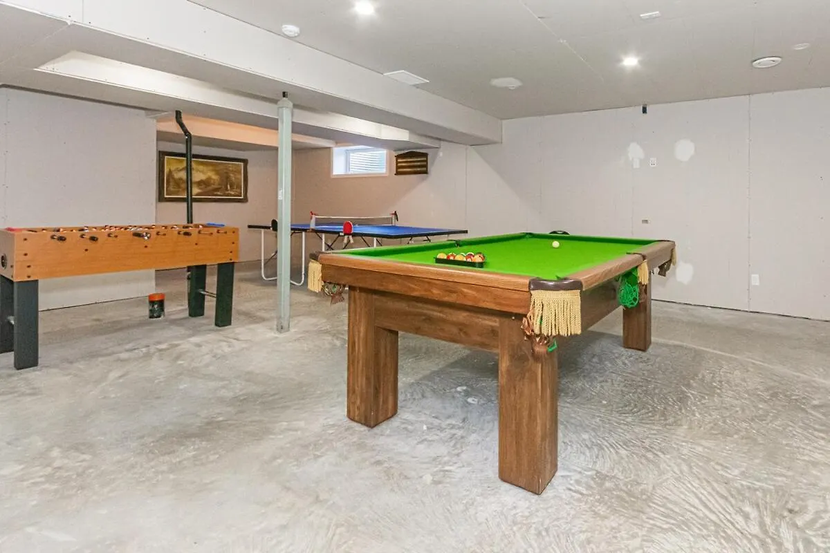 Spacious 4 Bedroom & Den With Semi-Enclosed Patio & Central Ac & Gym & Game Room エドモントン 別荘