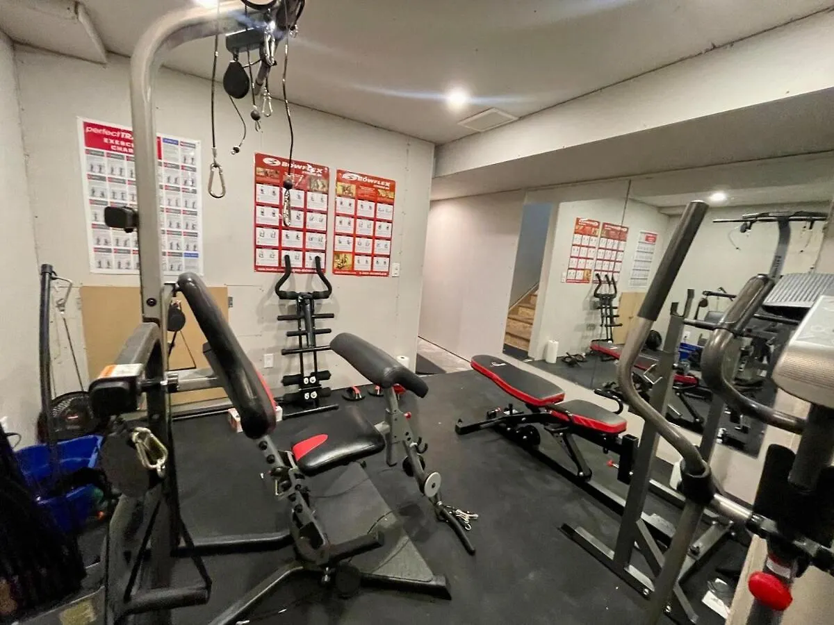 Spacious 4 Bedroom & Den With Semi-Enclosed Patio & Central Ac & Gym & Game Room エドモントン