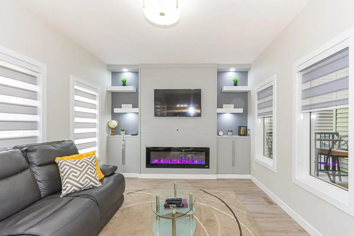 Spacious 4 Bedroom & Den With Semi-Enclosed Patio & Central Ac & Gym & Game Room エドモントン