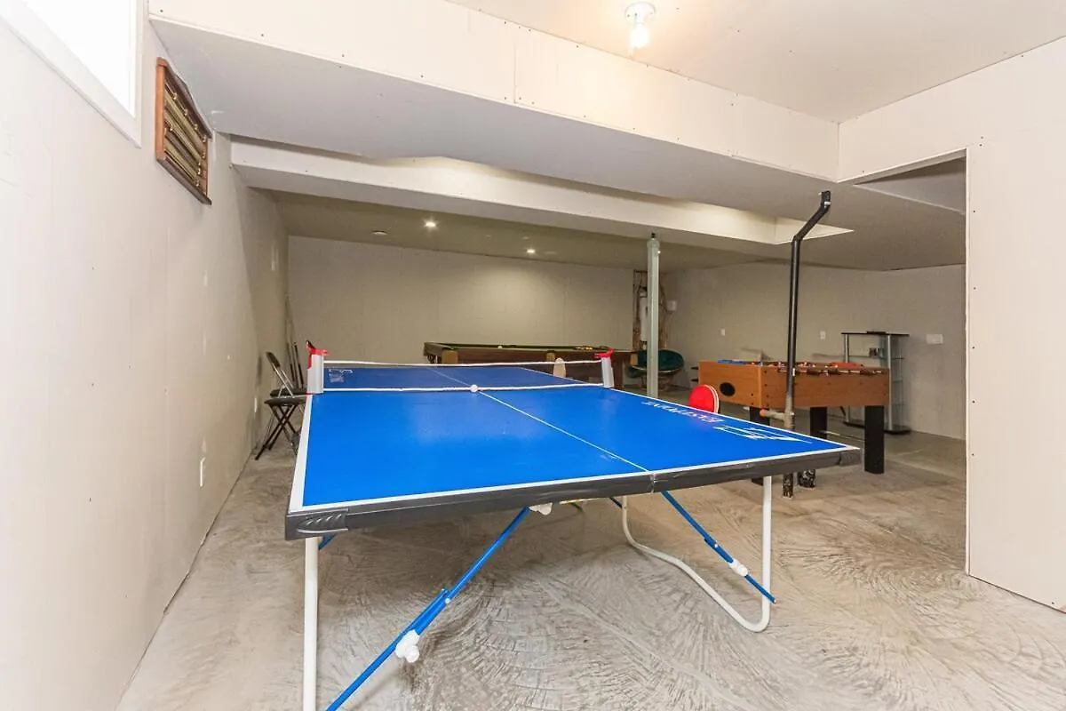 Spacious 4 Bedroom & Den With Semi-Enclosed Patio & Central Ac & Gym & Game Room エドモントン カナダ