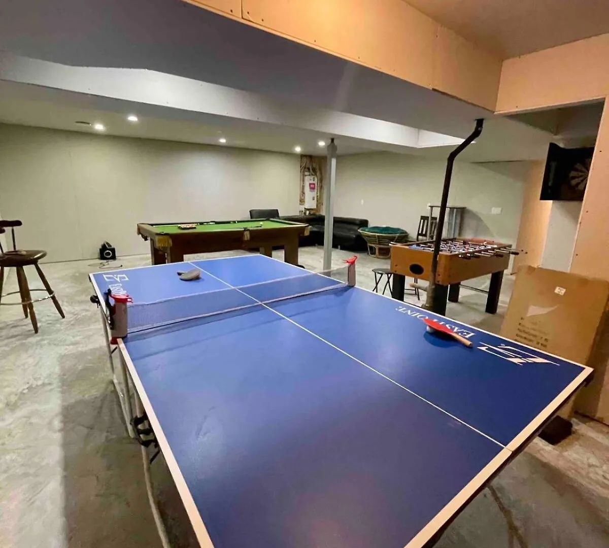 別荘 Spacious 4 Bedroom & Den With Semi-Enclosed Patio & Central Ac & Gym & Game Room エドモントン