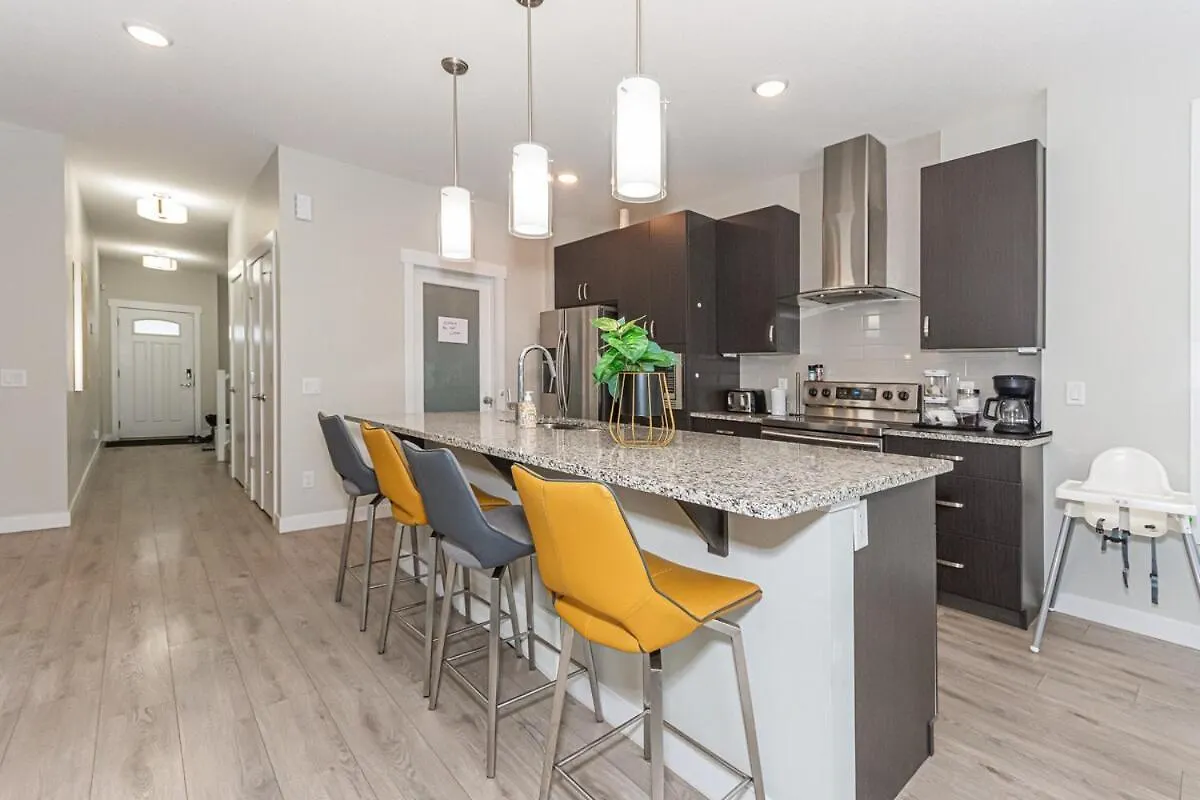 Spacious 4 Bedroom & Den With Semi-Enclosed Patio & Central Ac & Gym & Game Room エドモントン 別荘