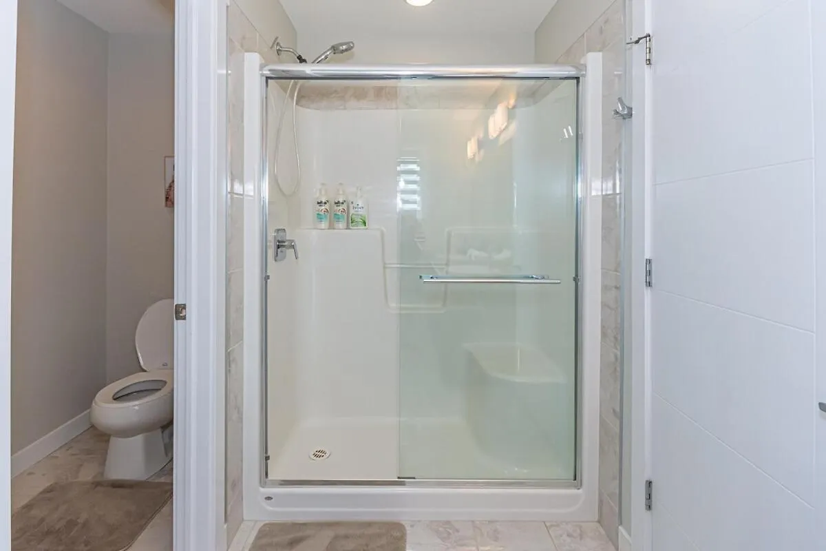 別荘 Spacious 4 Bedroom & Den With Semi-Enclosed Patio & Central Ac & Gym & Game Room エドモントン カナダ