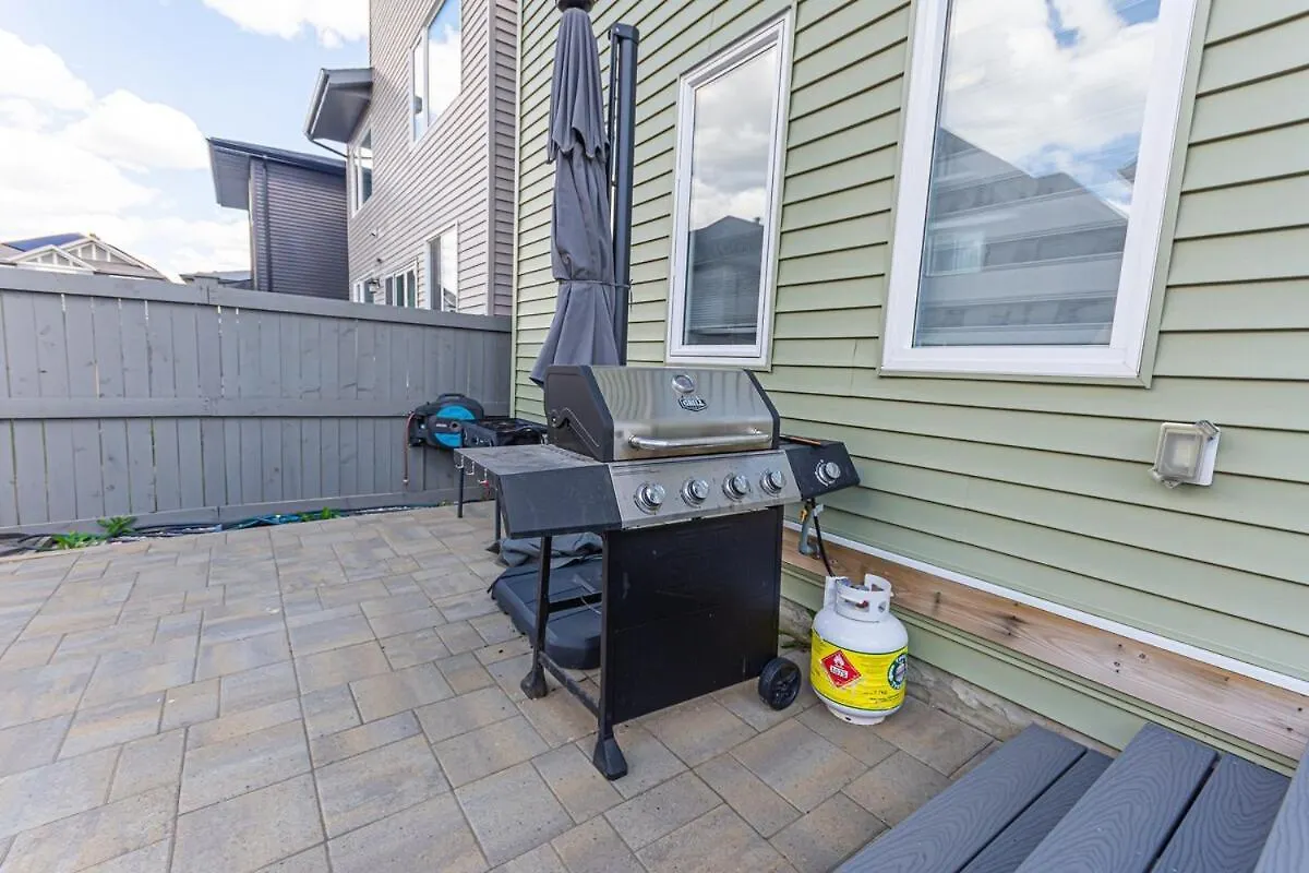 Spacious 4 Bedroom & Den With Semi-Enclosed Patio & Central Ac & Gym & Game Room エドモントン