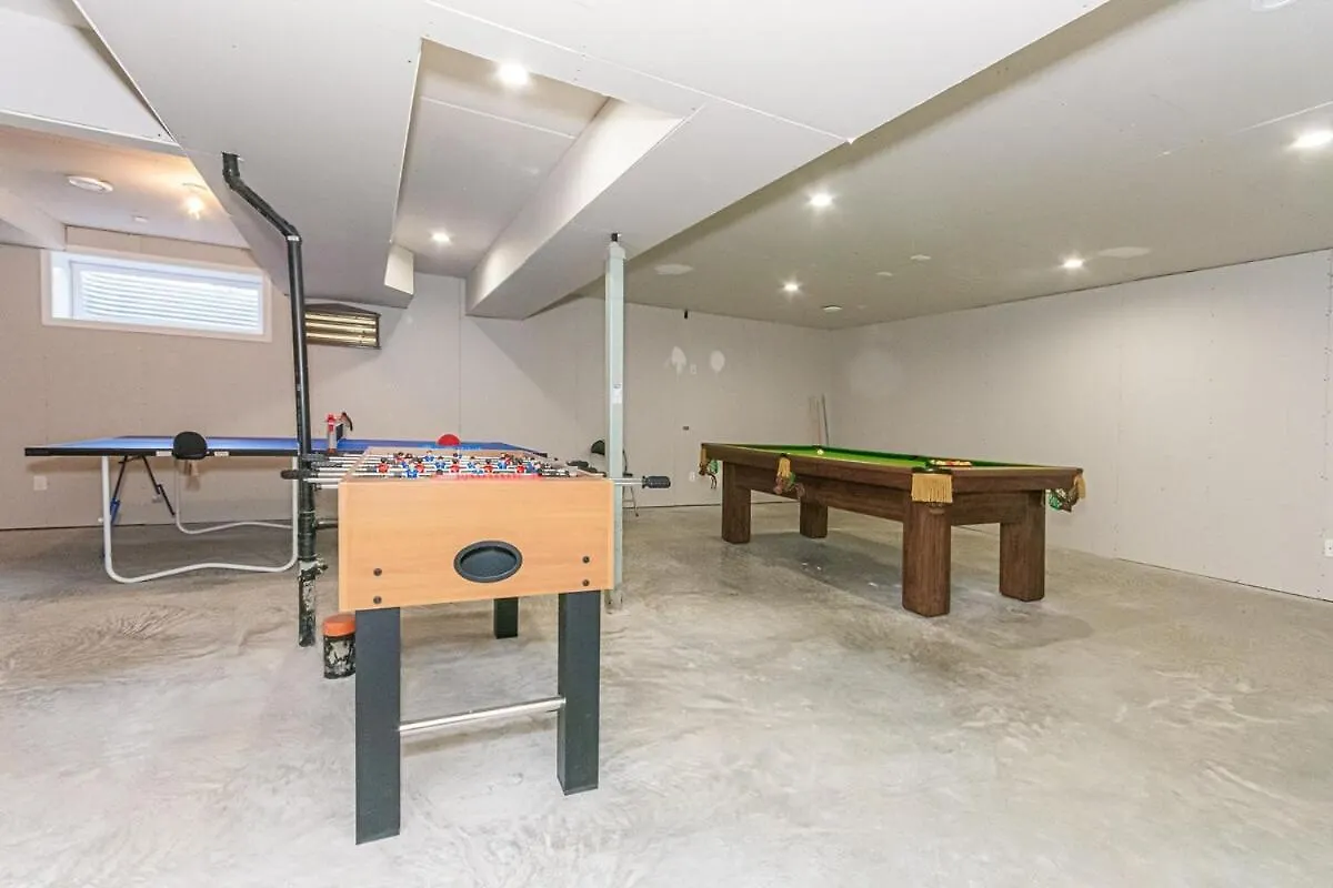 Spacious 4 Bedroom & Den With Semi-Enclosed Patio & Central Ac & Gym & Game Room エドモントン 0*,