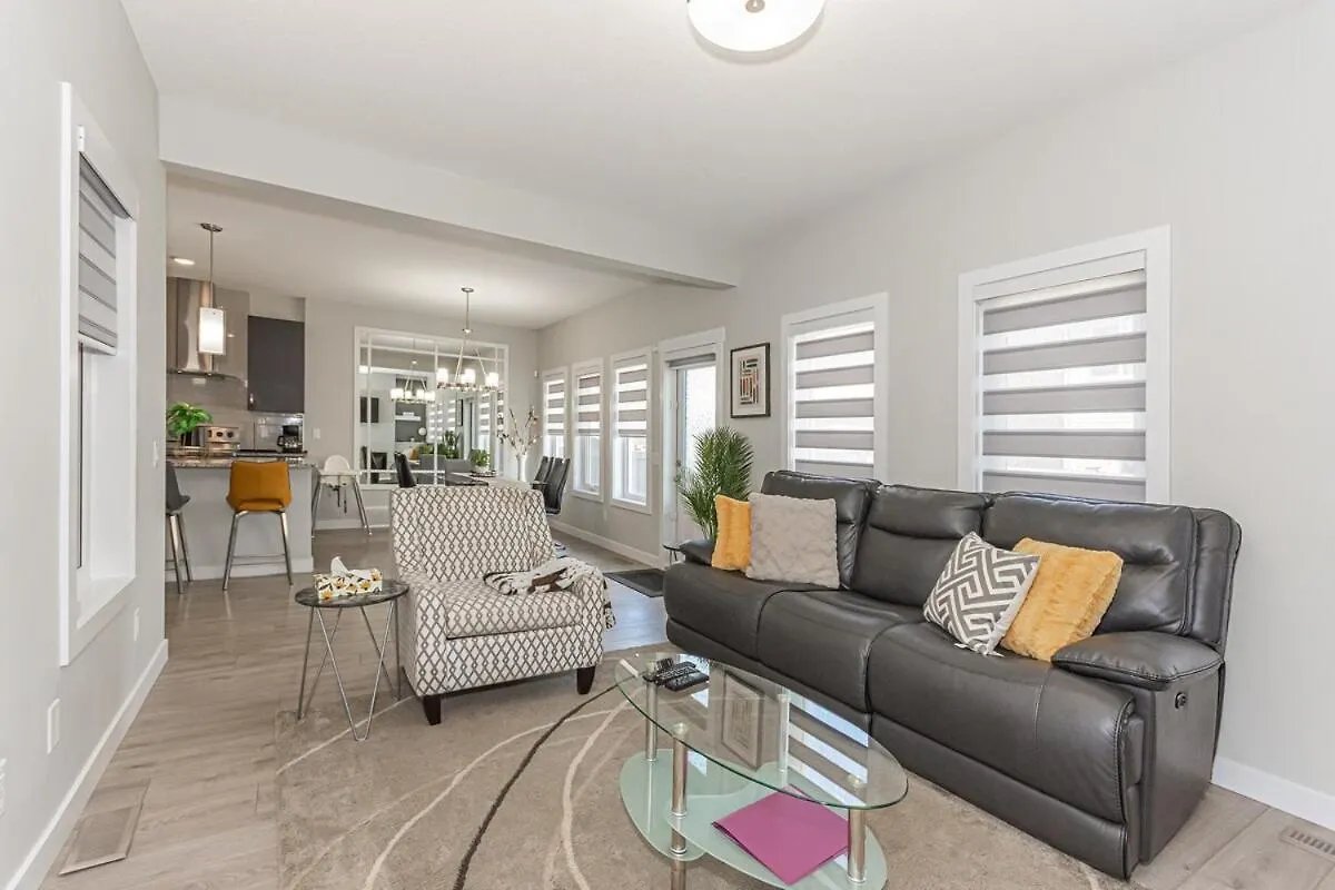 Spacious 4 Bedroom & Den With Semi-Enclosed Patio & Central Ac & Gym & Game Room エドモントン 別荘