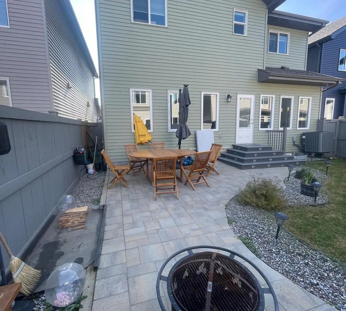 Spacious 4 Bedroom & Den With Semi-Enclosed Patio & Central Ac & Gym & Game Room エドモントン 別荘