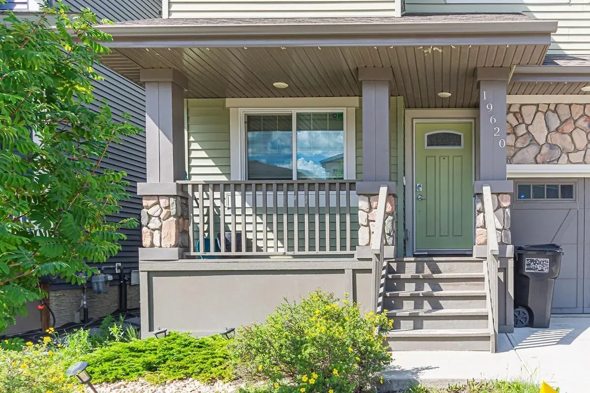 Spacious 4 Bedroom & Den With Semi-Enclosed Patio & Central Ac & Gym & Game Room エドモントン 0*,  カナダ